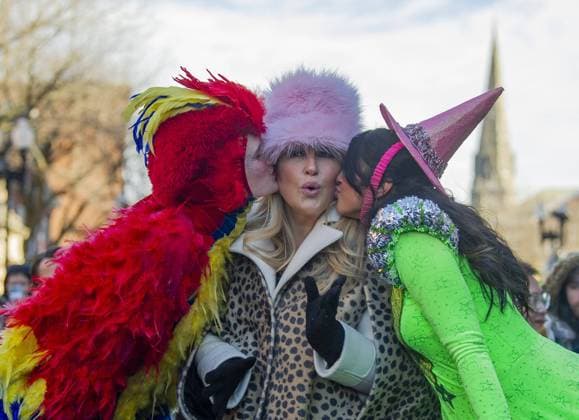 Bilder des Jahres 2023, Entertainment 02 Februar Entertainment Themen der Woche KW05 Entertainment Bilder des Tages U.S. actress Jennifer Coolidge (C) is kissed by Harvard students Lydnsey Mugford (L) and Nikita Nair (R) during a parade in her honor before she is presented with the the Harvard University s Hasty Pudding Theatricals 2023 Woman of the Year pudding pot at Harvard University in Cambridge, MA on Saturday, February 04, 2023.  BOS20230204117 AmandaxSabga