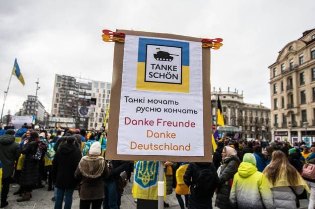 Bilder des Jahres 2023, News 02 Februar News Themen der Woche KW05 News Bilder des Tages February 4, 2023, Munich, Bavaria, Germany: Ukrainians and Germans thank the allies for sending tanks to Ukraine under the motto of Tanke Schoen (Thank You). After months of the so-called Scholzing by German Chancellor Olaf Scholz that analysts believe have cost lives and injuries, the allies have begun shipments of Leopard 2 and Abrams tanks. Despite the deliveries, analysts fear they may be too late as Russia is planning a decisive offensive for around the one-year anniversary of the war. Munich Germany - ZUMAb160 20230204_zbp_b160_002 Copyright: xSachellexBabbarx