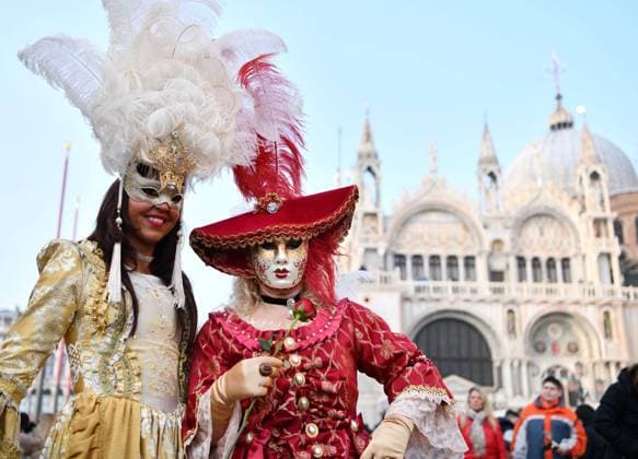News Themen der Woche KW05 News Bilder des Tages (230205) -- VENICE, Feb. 5, 2023 -- Revelers pose during the Venice Carnival in Venice, Italy, on Feb. 4, 2023. The Venice Carnival 2023 kicked off in the Italian lagoon city on Saturday, and will last until Feb. 21. ) ITALY-VENICE-VENICE CARNIVAL 2023 JinxMamengni 