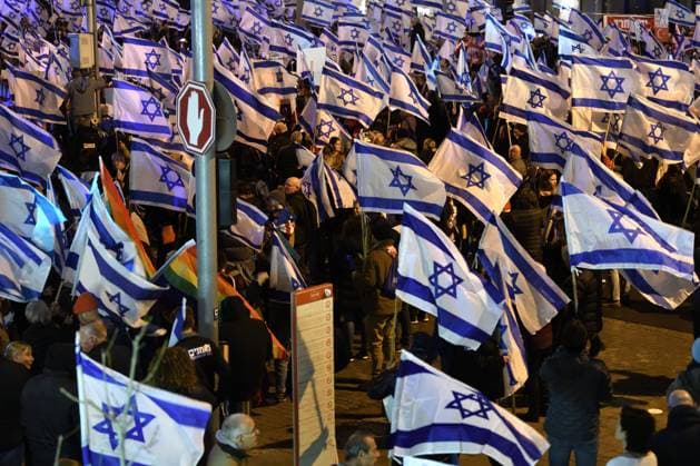 News Themen der Woche KW05 News Bilder des Tages Anti Goverment Protest in Tel Aviv Thousands of Israeli protesters rally against Prime Minister Benjamin Netanyahu s new government in the coastal city of Tel Aviv on February 04, 2023. Tel Aviv Israel  Copyright: xGilixYaarix originalFilename: yaari-antigove230204_npfTh.jpg