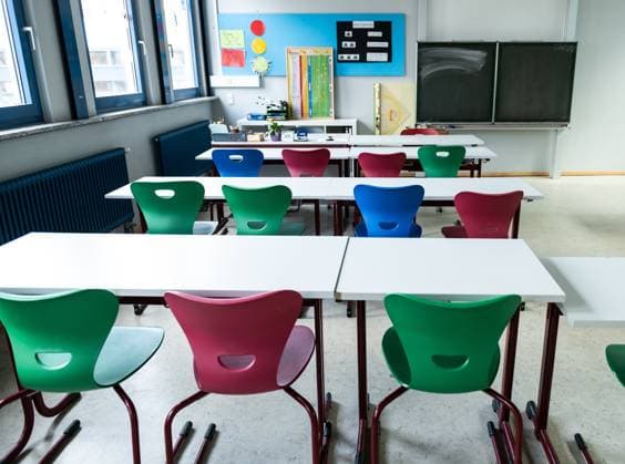 Leere Stühle und Tische sind in einem Klassenzimmer zu sehen. Rottweil Baden-Württemberg Deutschland *** Empty chairs and tables are seen in a classroom Rottweil Baden Württemberg Germany