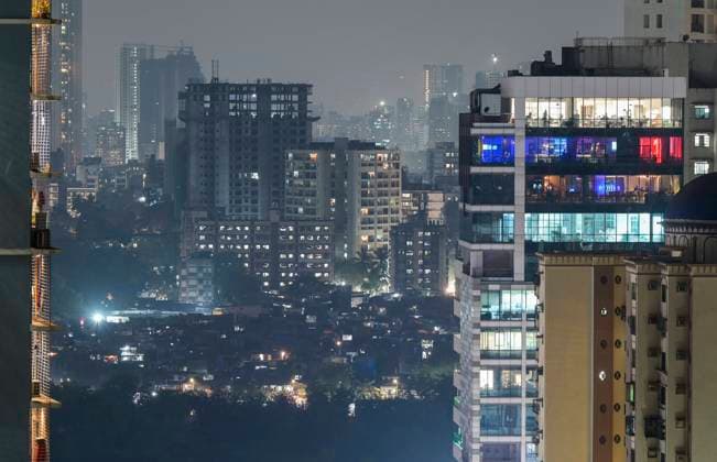 INDIA, Mumbai, suburb Goregoan INDIA, Mumbai, slum and skyscraper in suburb Goregoan *** INDIEN, Mumbai, Stadtteil Goregoan, Slum und Hochhaeuser Mumbai Maharashtra India
