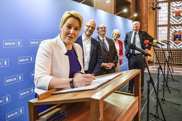 Charta Wirtschaft spart Energie in Berlin *** NUR FÜR REDAKTIONELLE ZWECKE *** EDITORIAL USE ONLY ***<p>Die Regierende Bürgermeisterin Franziska Giffey (SPD), Sebastian Stietzel, Präsident der Berliner IHK, Stefan Moschko, Präsident der Unternehmensverbände Berlin-Brandenburg, Carola Zarth, Präsidentin der Berliner Handwerkskammer und Wirtschaftssenator Stephan Schwarz unterzeichnen Charta Wirtschaft spart Energie, fotografiert am 29. August 2022 in Berlin. Deutschland Berlin Berlin Copyright: MaurizioxGambarini *** Charter Economy Saves Energy in Berlin FOR EDITORIAL PURPOSES ONLY EDITORIAL USE ONLY p The Governing Mayor Franziska Giffey SPD , Sebastian Stietzel, President of the Berlin Chamber of Commerce and Industry, S Copyright: MaurizioxGambarini doc7mim5k8dyl016lmutevn ,EDITORIAL USE ONLY