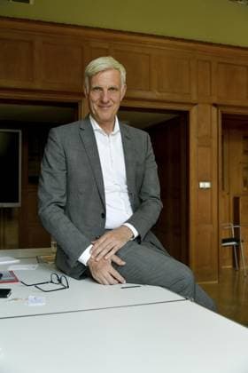 Stephan Schwarz im Interview *** NUR FÜR REDAKTIONELLE ZWECKE *** EDITORIAL USE ONLY ***<p>Der Berliner Wirtschaftssenator Stephan Schwarz (parteilos) sitzt am 8. August 2022 in seinem Büro in der Senatsverwaltung für Wirtschaft in Berlin Schöneberg. FOTO: Jörg Krauthöfer Funke Foto Services< p> <p > Arbeit Berlin Copyright: JörgxKrauthöfer *** Stephan Schwarz interviewed FOR EDITORIAL PURPOSES ONLY EDITORIAL USE ONLY p Berlin Senator for Economic Affairs Stephan Schwarz, no party affiliation, sits in his office at the Senate Department for Economic Affairs in Berlin Schöneberg on August 8, 2022 PHOTO Jörg Krauthöfer Funke Foto Services p p Labor Berlin Copyright JörgxKrauthöfer Copyright: JörgxKrauthöfer doc7m7v70gy2qht3cz0hyp ,EDITORIAL USE ONLY
