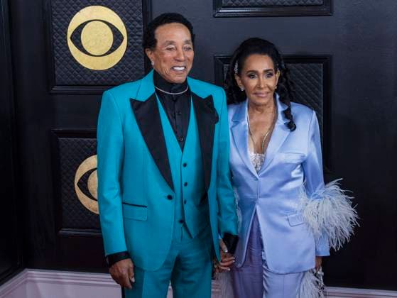 February 5, 2023, Los Angeles, California, USA: Smokey Robinson and guest on the red carpet of the 65th Annual Grammy Awards held on Sunday February 5, 2023 at Crypto Arena in Los Angeles, California. PI Los Angeles USA - ZUMAp124 20230205_zaa_p124_006 Copyright: xJAVIERxROJASx