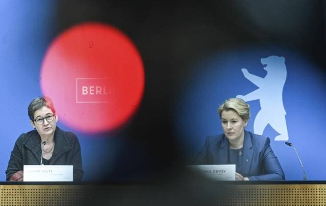 Franziska Giffey *** NUR FÜR REDAKTIONELLE ZWECKE *** EDITORIAL USE ONLY ***<p>Franziska Giffey (l, SPD), Regierende Bürgermeisterin von Berlin, und Ulrike Gote (Bündnis90 Die Grünen), Senatorin für Wissenschaft, Gesundheit, Pflege und Gleichstellung, bei einer Pressekonferenz 4. Januar 2021 nach der Sitzung des Berliner Senats im Rotes Rathaus. Berlin Copyright: RetoxKlar *** Franziska Giffey *** ONLY FOR EDITORIAL PURPOSE *** EDITORIAL USE ONLY *** P Franziska Giffey l, SPD , Governors Mayor from Berlin, and Ulrike Gote Bündnis90 the Greens , Senator for Science, Health, Care and Equality, at a Press conference 4 January 2021 to the Meeting of Berlin Senate at Red City Hall Berlin Copyright RetoxClear Copyright: RetoxKlar doc7j4wvgy6j9hx4s26n59 EDITORIAL USE ONLY