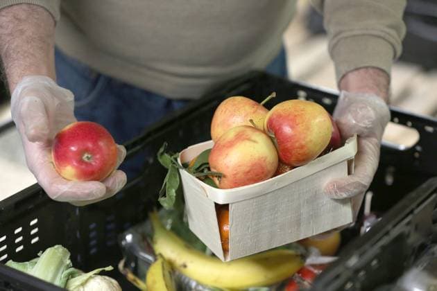 Vor-Ort-Pressetermin am Donnerstag (02.02.2023) in der Hanse- und Universitätsstadt Rostock bei der Tafel der Rostocker Stadtmission. Die örtliche Tafel erhielt im Verlauf des Tages eine Zuwendung des Landes aus dem aktuellen Härtefallfonds in Höhe von 40.000 Euro. Die regionale Tafel unterstützt täglich 5000 Menschen an 16 Ausgabestellen. Die Zahl der Kunden ist dabei in den zurückliegenden Monaten immer weiter gewachsen. Mit der ausgereichten Unterstützung ist es der Tafel nun möglich, die besonderen Mehraufwendungen durch die derzeitige Energiekrise abzufedern sowie die bisher geleistete Arbeit erfolgreich fortzusetzen. Im Rahmen dieser werden von den Helfern der Rostocker Tafel täglich zwischen vier bis sechs Tonnen Lebensmittel von run