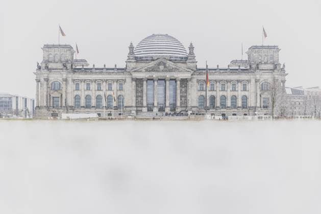 News Themen der Woche KW06 News Bilder des Tages Reichstagsgebaeude, aufgenommen nach Schneefall in der Nacht in Berlin, 06.02.2023. Berlin Deutschland *** Reichstag building photographed after snowfall at night in Berlin, 06 02 2023 Berlin Germany Copyright: xFlorianxGaertner photothek.dex