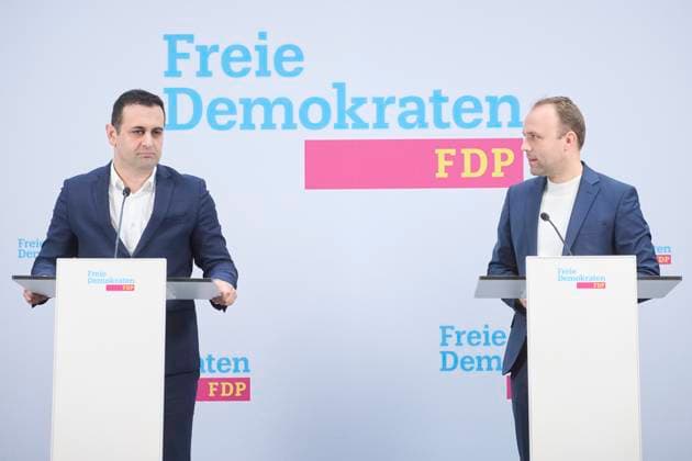 News Themen der Woche KW06 News Bilder des Tages Berlin, Pressekonferenz der FDP mit Bijan Djir-Sarai und Sebastian Czaja Bijan Djir-Sarai (FDP-Generalsekretär) und Sebastian Czaja (Spitzenkandidaten zur Berliner Abgeordnetenhauswahl FDP) geben am 06.02.2023 eine gemeinsame Pressekonferenz im Hans-Dietrich-Genscher-Haus in Berlin. Berlin Hans-Dietrich-Genscher-Haus Berlin Deutschland *** Berlin, press conference of the FDP with Bijan Djir Sarai and Sebastian Czaja Bijan Djir Sarai FDP Secretary General and Sebastian Czaja top candidates for the Berlin House of Representatives election FDP give on 06 02 2023 a joint press conference in the Hans Dietrich Genscher House in Berlin Berlin Hans Dietrich Genscher House Berlin Germany