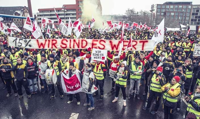 Bilder des Jahres 2023, News 02 Februar News Themen der Woche KW06 News Bilder des Tages 06 . 02 . 2023 , Berlin Mitte : Streik bei der Deutschen Post . Kundgebung auf der Schillingbrücke vor der Ver.di-Bundesverwaltung. Plakat : 15 % Wir sind es wert . *** 06 02 2023 , Berlin Mitte strike at Deutsche Post rally on Schillingbrücke in front of Ver di federal administration poster 15 We are worth it