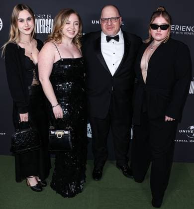 Universal Music Group 2023 65th GRAMMY Awards After Party Lucie Berman, Steve Berman and Lilliana Berman arrive at the Universal Music Group 2023 65th GRAMMY Awards After Party held at Milk Studios Los Angeles on February 5, 2023 in Los Angeles, California, United States. Milk Studios Los Angeles, Los Angeles, California California United States  Copyright: xImagexPressxAgencyx originalFilename: collin-universa230205_npgn9.jpg