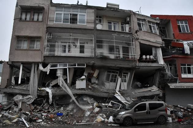 Civil defense workers and residents search through the rubble of collapsed building at Pac Square in Iskenderun, Hatay, south of Turkey. A powerful earthquake has hit a wide area in eastern and south-eastern Turkey, near the Syrian border, killing more than 2000 people and trapping many others. Copyright: CaglarxOskay 17837883