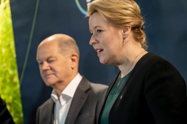 Bundeskanzler und Regierende Bürgermeisterin besuchen Bayer AG in Berlin - Bundeskanzler Olaf Scholz und Franziska Giffey, Regierende Bürgermeisterin von Berlin, während des Unternehmensbesuchs;Bundeskanzler und Regierende Bürgermeisterin besuchen Bayer AG in Berlin - Bundeskanzler Olaf Scholz und Franziska Giffey, Regierende Bürgermeisterin von Berlin, während des Unternehmensbesuchs, Berlin Berlin Deutschland Bayer AG in Wedding *** German Chancellor and Governing Mayor visit Bayer AG in Berlin German Chancellor Olaf Scholz and Franziska Giffey, Governing Mayor of Berlin, during company visit German Chancellor and Governing Mayor visit Bayer AG in Berlin German Chancellor Olaf Scholz and Franziska Giffey, Governing Mayor of Berlin,
