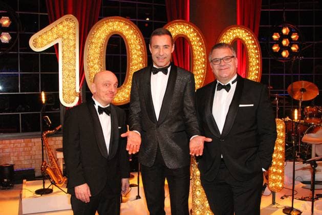 Bilder des Jahres 2023, Entertainment 02 Februar Entertainment Themen der Woche KW06 Entertainment Bilder des Tages Bernhard Hoecker, Kai Pflaume und Elton beim Fototermin nach der Aufzeichnung der 1000. Ausgabe von -Wer weiss denn sowas- (ARD) am 6.02.2023 in Hamburg. Die geplante Ausstrahlung ist am 18.02.2023 um 20.15 Uhr in der ARD Das Erste Wer weiss denn sowas? (ARD) Pressetermin zur 1000. Folge in Hamburg *** Bernhard Hoecker, Kai Pflaume and Elton at the photo session after the recording of the 1000 edition of Who knows what ARD on 6 02 2023 in Hamburg The planned broadcast is on 18 02 2023 at 20 15 clock in the ARD Das Erste Who knows what ARD press event for the 1000 episode in Hamburg 
