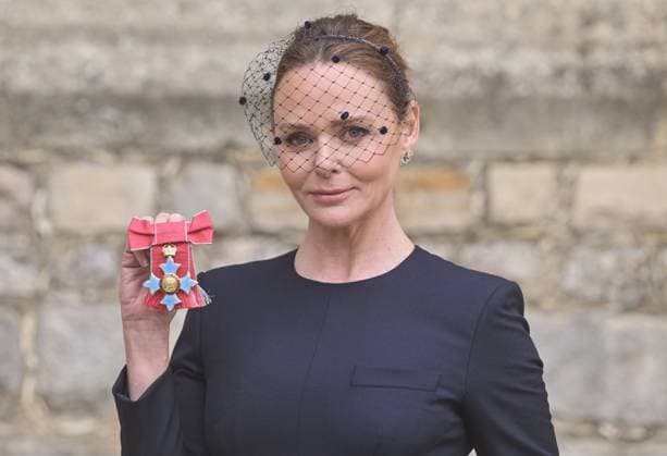 Bilder des Jahres 2023, Entertainment 02 Februar Entertainment Themen der Woche KW06 Entertainment Bilder des Tages . 07 02 2023. Windsor, United Kingdom. Fashion designer Stella McCartney with her CBE after an Investiture at Windsor Castle, United Kingdom.  xPoolx xi-Imagesx IIM-24132-0003