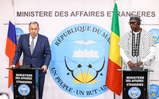 News Themen der Woche KW06 News Bilder des Tages MALI, BAMAKO - FEBRUARY 7, 2023: Russia s Foreign Minister Sergei Lavrov (L) and Mali s Foreign Minister Abdoulaye Diop give a joint press conference following their meeting. Russian Foreign Ministry Press Service TASS  57233328