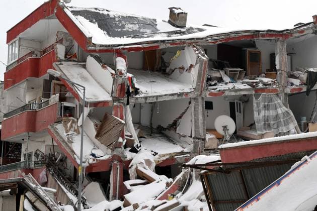 (230207) -- ELBISTAN, Feb. 7, 2023 -- This photo taken on Feb. 7, 2023 shows a damaged building in Elbistan district of Kahramanmaras Province, T¨¹rkiye. The death toll from Monday s powerful earthquakes in southern T¨¹rkiye rose to 3,549, said Turkish President Recep Tayyip Erdogan upon declaring that a three-month state of emergency is enacted in 10 affected provinces. Meanwhile, the number of wounded people stood at 21,103, Turkish Disaster and Emergency Management Authority said in an update. Two major earthquakes of 7.7 and 7.6 magnitudes hit the province of Kahramanmaras Monday. ) T?RKIYE-KAHRAMANMARAS-EARTHQUAKES-AFTERMATH Shadati 
