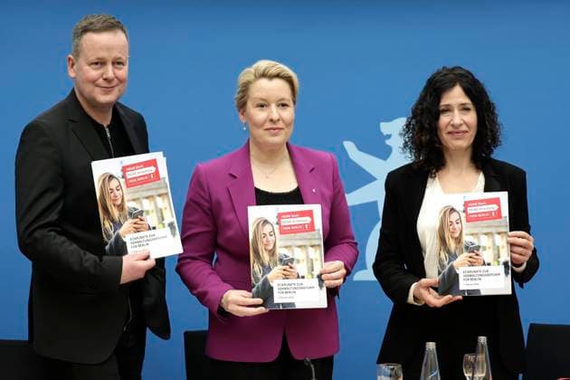 News Themen der Woche KW06 News Bilder des Tages Klaus Lederer, Senator fuer Kultur und Europa, Franziska Giffey, Regierende Buergermeisterin von Berlin, Bettina Jarasch, Senatorin fuer Umwelt, Mobilität, Verbraucher- und Klimaschutz, PK zu - Eckpunkte fuer die Reform der Berliner Verwaltung, DEU, Berlin, 07.02.2023 *** Klaus Lederer, Senator for Culture and Europe, Franziska Giffey, Governing Mayor of Berlin, Bettina Jarasch, Senator for Environment, Mobility, Consumers and Climate Protection, PK on key points for the reform of the Berlin administration, DEU, Berlin, 07 02 2023