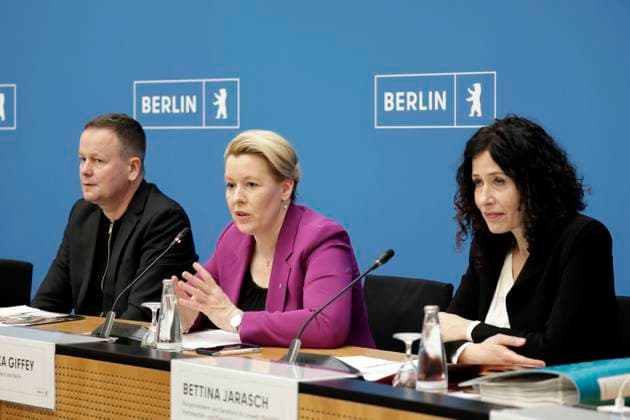 Klaus Lederer, Senator fuer Kultur und Europa, Franziska Giffey, Regierende Buergermeisterin von Berlin, Bettina Jarasch, Senatorin fuer Umwelt, Mobilität, Verbraucher- und Klimaschutz, PK zu - Eckpunkte fuer die Reform der Berliner Verwaltung, DEU, Berlin, 07.02.2023 *** Klaus Lederer, Senator for Culture and Europe, Franziska Giffey, Governing Mayor of Berlin, Bettina Jarasch, Senator for Environment, Mobility, Consumers and Climate Protection, PK on key points for the reform of the Berlin administration, DEU, Berlin, 07 02 2023