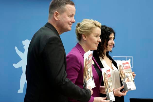 Klaus Lederer, Senator fuer Kultur und Europa, Franziska Giffey, Regierende Buergermeisterin von Berlin, Bettina Jarasch, Senatorin fuer Umwelt, Mobilität, Verbraucher- und Klimaschutz, PK zu - Eckpunkte fuer die Reform der Berliner Verwaltung, DEU, Berlin, 07.02.2023 *** Klaus Lederer, Senator for Culture and Europe, Franziska Giffey, Governing Mayor of Berlin, Bettina Jarasch, Senator for Environment, Mobility, Consumers and Climate Protection, PK on key points for the reform of the Berlin administration, DEU, Berlin, 07 02 2023