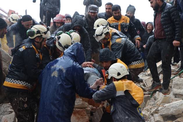 News Bilder des Tages Rescue teams evacuate a victim pulled out of the rubble following an earthquake in northwestern Syrian Idlib in the rebel-held part of Idlib province, on Tuesday, February 7, 2023. Hundreds have been reportedly killed in Turkey and Syria after 7.7 and 7.6 magnitude earthquakes hit Turkey s Kahramanmaras Province and was felt across Middle East countries.  SYR2023020705 SyriaxCivilxDefense