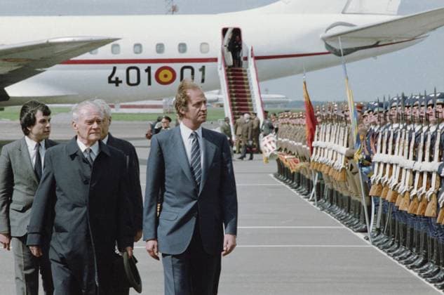 Moscow, USSR. Chairman of the USSR Council of Ministers Nikolai Tikhonov and King of Spain Juan Carlos I (L-R front) meet during the welcome ceremony at Vnukovo Airport. Viktor Budan, Nikolai Malyshev TASS  18438168