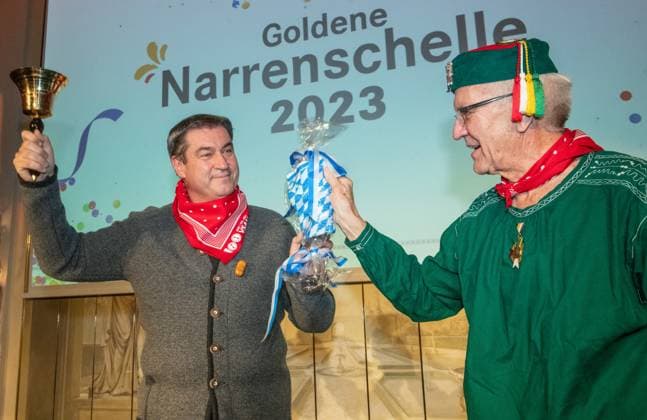 News Themen der Woche KW06 News Bilder des Tages Verleihung der Narrenschelle an Markus Söder, Bayerischer Ministerpräsident, Europark Rust, 7. Februar 2023 Deutschland, Europapark Rust, 7. Februar 2023, Verleihung der Goldenen Narrenschelle 2023 an den Bayerischen Ministerpräsidenten Markus Söder (links), die Goldene Narrenschelle der Vereinigung Schwäbisch-Alemannischer Narrenzünfte (VSAN), die Laudatio hält der Baden-Württembergische Ministerpräsident Winfried Kretschmann, Söder revanchiert sich für die Narrenschelle mit einem bayerischen Waschlappen als Geschenk an Kretschmann, Anspielung an die Waschempfehlungen Kretschmanns in der Energiekrise ( Waschlappen statt Duschen ), im La Scala im Hotel Colosseo, *** Award of the Fools Clamp to Markus Söder, Bavarian Prime Minist