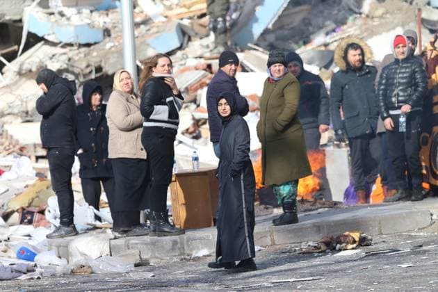 (230207) -- KAHRAMANMARAS (T?RKIYE), Feb. 7, 2023 -- People gather around the rubble of a building destroyed in a powerful earthquake in Kahramanmaras, T¨¹rkiye, on Feb. 7, 2023. The death toll in T¨¹rkiye s devastating earthquakes climbed to 5,434 on Tuesday, while the number of injuries rose to 31,777, Turkish Health Minister Fahrettin Koca said. (Photo by Xinhua) T?RKIYE-KAHRAMANMARAS-EARTHQUAKES-DEATH TOLL MustafaxKaya 