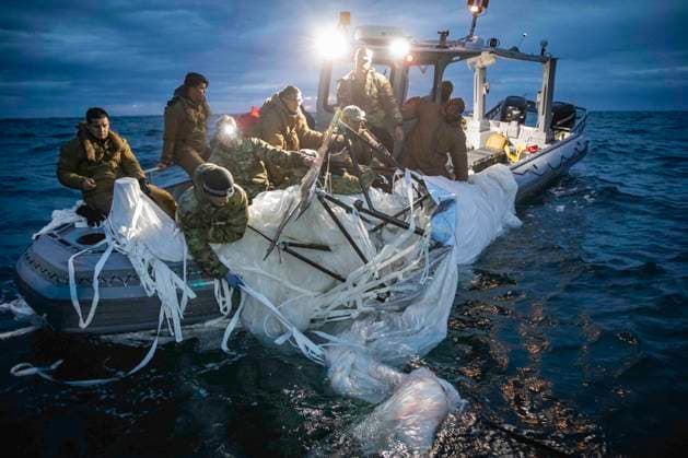 Bilder des Jahres 2023, News 02 Februar News Themen der Woche KW06 News Bilder des Tages February 7, 2023, Atlantic Ocean, USA: FILE: Sailors assigned to Explosive Ordnance Disposal Group 2 recover a high-altitude surveillance balloon off the coast of Myrtle Beach, South Carolina, Feb. 5, 2023. EODGRU 2 is a critical part of the Navy Expeditionary Combat Force that clears explosive hazards to provide access to denied areas; secures the undersea domain for freedom of movement; builds and fosters relationships with trusted partners, and protects the homeland. Atlantic Ocean USA - ZUMAz03_ 20230207_shm_z03_571 Copyright: xU.S.xNavyx