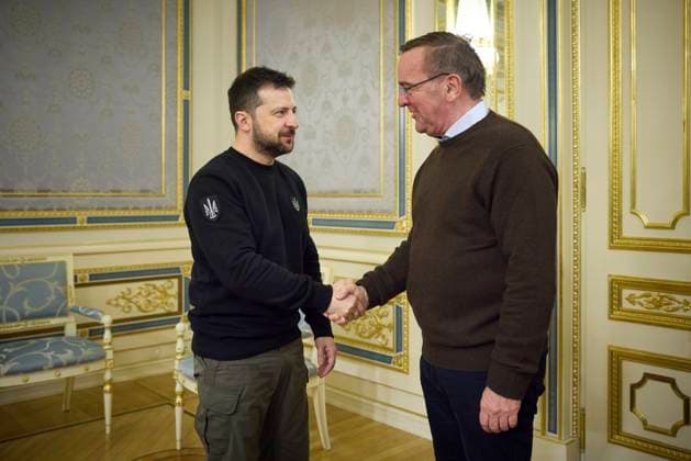 News Themen der Woche KW06 Ukraine-Krieg, Jahrestag der Invasion, Persönlichkeiten besuchen die Ukraine, Archivbilder News Bilder des Tages February 7, 2023, Kyiv, Kyiv Oblast, Ukraine: Ukrainian President Volodymyr Zelenskyy, left, welcomes German Defense Minister Boris Pistorius before bilateral discussions at the Mariinsky Palace, February 7, 2023 in Kyiv, Ukraine. Kyiv Ukraine - ZUMAp138 20230207_zaa_p138_017 Copyright: xPoolx UkrainianxPresidentiax