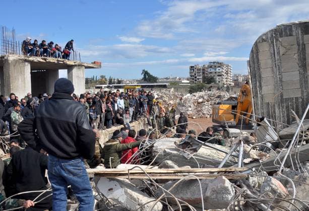 News Bilder des Tages (230207) -- DEMSARKHO (SYRIA), Feb. 7, 2023 -- People search for survivors among the rubble of a building destroyed in a powerful earthquake in the town of Demsarkho of Latakia province, northwestern Syria, on Feb. 7, 2023. The death toll from Monday s devastating earthquakes climbed to 812 in Syria on Tuesday. (Str Xinhua) SYRIA-LATAKIA-DEMSARKHO-EARTHQUAKES-DEATH TOLL Stringer 