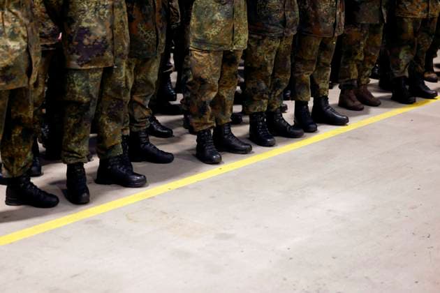Soldaten bzw. Besatzungen des Leopard 2 A6 Kampfpanzer stehen beim Besuch von Bundesverteidigungsminister Boris Pistorius beim Panzerbataillon 203 in der Generalfeldmarschall-Rommel-Kaserne. Hier informiert sich der Minister über die Leistungsfähigkeit des Leopard 2A6 Kampfpanzer, der in der Ukraine gegen Putin eingesetzt werden soll. Augustdorf, 01.02.2023 NRW Deutschland *** Soldiers or crews of the Leopard 2 A6 main battle tank stand during the visit of German Defense Minister Boris Pistorius to Tank Battalion 203 at Field Marshal Rommel Barracks Here, the minister learns about the performance of the Leopard 2A6 main battle tank, which will be used against Putin in Ukraine Augustdorf, 01 02 2023 NRW Germany Copyright: xChristophxHardtx