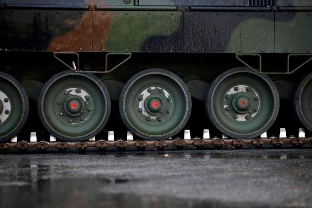 Ein Leopard 2 A6 Kampfpanzer in der Kaserne beim Besuch von Bundesverteidigungsminister Boris Pistorius beim Panzerbataillon 203 in der Generalfeldmarschall-Rommel-Kaserne. Hier informiert sich der Minister über die Leistungsfähigkeit des Leopard 2A6 Kampfpanzer, der in der Ukraine gegen Putin eingesetzt werden soll. Augustdorf, 01.02.2023 NRW Deutschland *** A Leopard 2 A6 main battle tank in the barracks during a visit by German Defense Minister Boris Pistorius to Tank Battalion 203 at Field Marshal Rommel Barracks Here, the minister learns about the performance of the Leopard 2A6 main battle tank, which will be used against Putin in Ukraine Augustdorf, 01 02 2023 NRW Germany Copyright: xChristophxHardtx