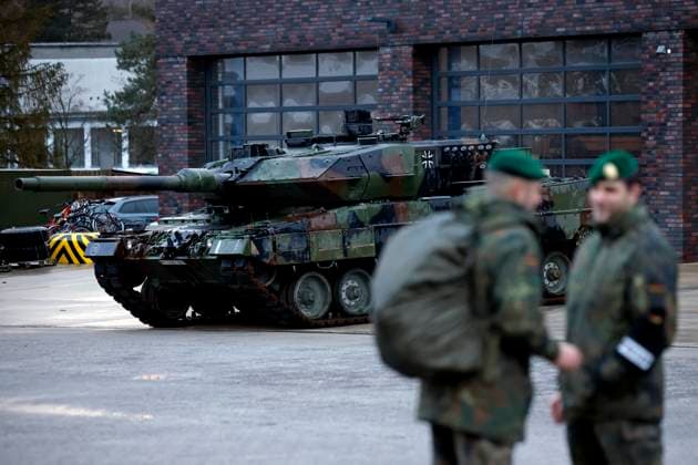 Ein Leopard 2 A6 Kampfpanzer in der Kaserne beim Besuch von Bundesverteidigungsminister Boris Pistorius beim Panzerbataillon 203 in der Generalfeldmarschall-Rommel-Kaserne. Hier informiert sich der Minister über die Leistungsfähigkeit des Leopard 2A6 Kampfpanzer, der in der Ukraine gegen Putin eingesetzt werden soll. Augustdorf, 01.02.2023 NRW Deutschland *** A Leopard 2 A6 main battle tank in the barracks during a visit by German Defense Minister Boris Pistorius to Tank Battalion 203 at Field Marshal Rommel Barracks Here, the minister learns about the performance of the Leopard 2A6 main battle tank, which will be used against Putin in Ukraine Augustdorf, 01 02 2023 NRW Germany Copyright: xChristophxHardtx