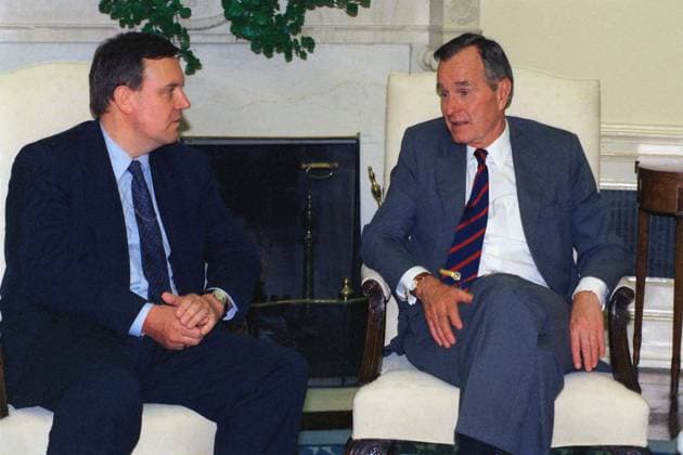 USA, Washington, 02.07.1992 Archiv.: 34-56 Antrittsbesuch von Verteidigungsminister Ruehe Foto: Volker Ruehe und US-Präsident George Bush Antrittsbesuch von Verteidigungsminister Ruehe *** USA, Washington, 02 07 1992 Archive 34 56 Inaugural visit of Defense Minister Ruehe Photo Volker Ruehe and US President George Bush Inaugural visit of Defense Minister Ruehe