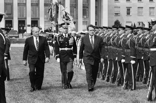 USA, Washington, 02.07.1992 Archiv.: 34-61-27 Antrittsbesuch von Verteidigungsminister Ruehe Foto: Volker Ruehe und US-Verteidigungsminister Dick Cheney Antrittsbesuch von Verteidigungsminister Ruehe *** USA, Washington, 02 07 1992 Archive 34 61 27 Inaugural Visit of Defense Secretary Ruehe Photo Volker Ruehe and U.S. Defense Secretary Dick Cheney Inaugural Visit of Defense Secretary Ruehe