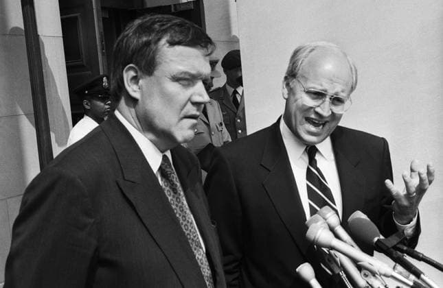 USA, Washington, 02.07.1992 Archiv.: 34-62-09 Antrittsbesuch von Verteidigungsminister Ruehe Foto: Volker Ruehe und US-Verteidigungsminister Dick Cheney Antrittsbesuch von Verteidigungsminister Ruehe *** USA, Washington, 02 07 1992 Archive 34 62 09 Inaugural Visit of Defense Secretary Ruehe Photo Volker Ruehe and U.S. Defense Secretary Dick Cheney Inaugural Visit of Defense Secretary Ruehe