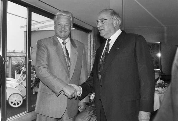 Deutschland, Muenchen, 08.07.1992 Archiv.: 34-70 Weltwirtschaftsgipfel Foto: Bundeskanzler Helmut Kohl und Russland Praesident Boris Jelzin Weltwirtschaftsgipfel *** Germany, Munich, 08 07 1992 Archive 34 70 World Economic Summit Photo German Chancellor Helmut Kohl and Russia President Boris Yeltsin World Economic Summit