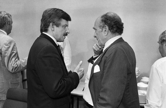 Deutschland, Bonn, 23.06.1992 Archiv.: 34-45-26 FDP-Fraktionssitzung Foto: Otto Graf Lambsdorff und Juergen Moellemann FDP-Fraktionssitzung *** Germany, Bonn, 23 06 1992 archive 34 45 26 FDP parliamentary group meeting photo Otto Graf Lambsdorff and Juergen Moellemann FDP parliamentary group meeting