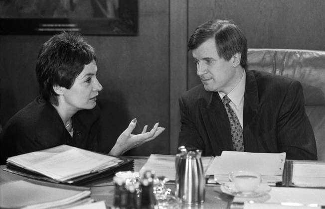 Deutschland, Bonn, 24.06.1992 Archiv.: 34-48-24 Kabinettssitzung Foto: Horst Seehofer und Hannelore Roensch Kabinettssitzung *** Germany, Bonn, 24 06 1992 archive 34 48 24 cabinet meeting photo Horst Seehofer and Hannelore Roensch cabinet meeting
