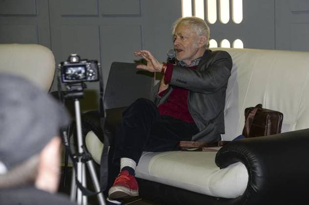 Treffen der Star-Wars-Fans *** NUR FÜR REDAKTIONELLE ZWECKE *** EDITORIAL USE ONLY ***<p>Bereits zum dritten Mal findet am 11.05.2019 die Power of the Force Convention für Fans der Film-Serie Start Wars in der Turbinenhalle Oberhausen statt. Auf fast 6000 Quadratmetern sorgen Händler und Aussteller aus ganz Europa, Fangruppen und Stargäste aus allen Star Wars Filmen für ein abwechslungsreiches Wochenende. Wer schon immer mal wissen wollte, wie es ist, auf dem Thron des Imperators zu sitzen, kann dies am Stand der German Garrison testen. Stars der Star-Wars-Filme stehen Rede und Antwort. Auch ein Blick hinter die Kulissen der Star Wars Filme ist möglich. BILD: Michael Pennington im Gespräch, er hat Moff Jerjerrod in Die Rückk Copyright: FranzxNaskrent doc75b5yabxm8x1jtmu99yy EDITORIAL USE ONLY