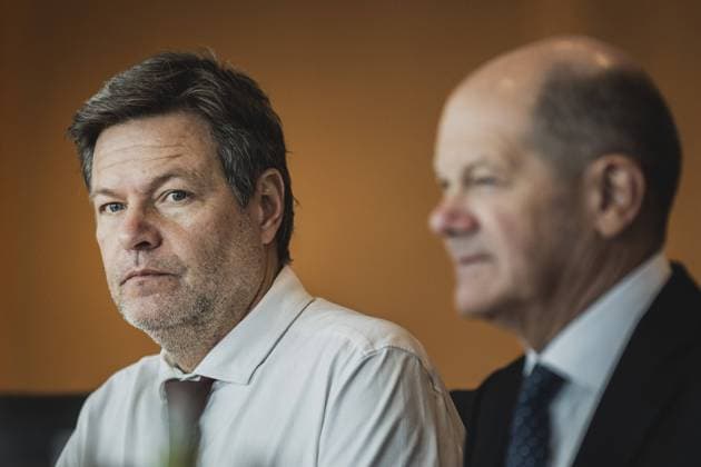 (R-L) Olaf Scholz (SPD), Bundeskanzler, und Robert Habeck (Buendnis 90 Die Gruenen), Bundesminister fuer Wirtschaft und Klimaschutz und Vizekanzler, aufgenommen im Rahmen der woechentlichen Sitzung des Kabinetts in Berlin, 08.02.2023. Berlin Deutschland *** R L Olaf Scholz SPD , German Chancellor, and Robert Habeck Buendnis 90 Die Gruenen , German Minister for Economy and Climate Protection and Vice Chancellor, taken during the weekly meeting of the Cabinet in Berlin, 08 02 2023 Berlin Germany. Copyright: xFlorianxGaertner photothek.dex