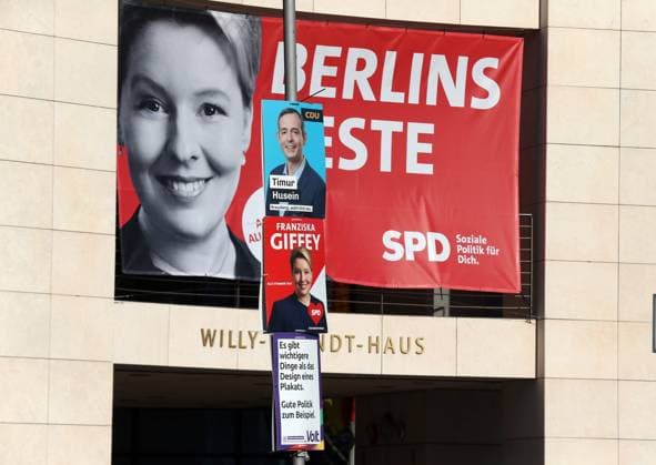 Wahlwerbung SPD - Zentrale Berlin; 08.02.2023: Wahlwerbung am Willy - Brandt -Haus an der Wilhelmstraße. Plakat mit Franzisake Giffey am Haus. Franziska Giffey ist Berlins Regierende Bürgermeisterin, Landesvorsitzende der SPD Berlin und für den Wahlkreis Rudow in Neukölln Mitglied des Berliner Abgeordnetenhauses. Giffey ist die Spitzenkandidatin der SPD Berlin für die Wiederholungswahl zum Abgeordnetenhaus. Berlin Berlin Berlin *** Election advertising SPD headquarters Berlin 08 02 2023 election advertising at the Willy Brandt House on Wilhelmstraße poster with Franzisake Giffey at the house Franziska Giffey is Berlins governing mayor, state chairwoman of the SPD Berlin and for the constituency Rudow in Neukölln member of the Berlin