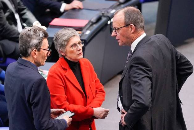 Berlin, Deutschland 8. Februar 2023: 84. Sitzung des Deutschen Bundestags - 2023 Regierungserklärung Im Bild: v.li.: Rolf Mützenich (SPD), Britta Haßelmann (B 90 Die Grünen), Friedrich Merz (CDU) Deutscher Bundestag Berlin *** Berlin, Germany 8 February 2023 84 Session of the German Bundestag 2023 Government Declaration In picture from left Rolf Mützenich SPD , Britta Haßelmann B 90 Die Grünen , Friedrich Merz CDU German Bundestag Berlin Copyright: xFotostandx xReuhlx