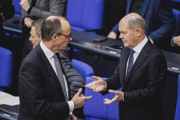 (R-L) Olaf Scholz (SPD), Bundeskanzler, und Friedrich Merz, CDU-Parteivorsitzender, aufgenommen im Rahmen einer Sitzung des Deutschen Bundestages in Berlin, 08.02.2023. Berlin Deutschland *** R L Olaf Scholz SPD , German Chancellor, and Friedrich Merz, CDU Party Chairman, taken during a session of the German Bundestag in Berlin, 08 02 2023 Berlin Germany. Copyright: xFlorianxGaertner photothek.dex