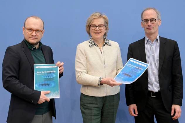 News Themen der Woche KW06 News Bilder des Tages Franz Michel, Eva Maria Welskop-Deffaa und Karsten Neuhoff bei der Bundespressekonferenz zum Thema 100 Tage ExpertInnen-Kommission Gas- und Wärme: Mitglieder fordern Umsetzung ihrer Empfehlungen im Haus der Bundespressekonferenz. Berlin, 08.02.2023 *** Franz Michel, Eva Maria Welskop Deffaa and Karsten Neuhoff at the Federal Press Conference on the topic of 100 days Expert Commission Gas and Heat Members demand implementation of their recommendations in the House of the Federal Press Conference Berlin, 08 02 2023 Foto:xF.xKernx xFuturexImage