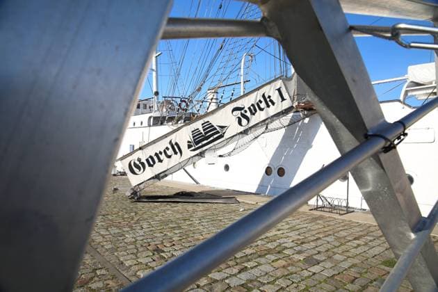 Blick am Dienstag (07.02.2023) in der Hansestadt Stralsund (Landkreis Vorpommern Rügen) auf das Segelschiff Gorch Fock I. Das Schiff ist dringend sanierungsbedürftig. Dahingehend wollte die Stadt das Traditionsschiff kaufen und reparieren. Dazu wurde im Jahr 2021 ein konkreter Zeitplan vorgestellt. Er beinhaltete u.a. die Finanzierung, die Entscheidung der Bürgerschaft zum Kauf- und Betreibervertrag, die Erstellung der Werftunterlagen durch ein Planungsbüro, die EU-weite Ausschreibung der Werftleistungen sowie die Auftragsvergabe und den Abschluss der Sanierungsarbeiten. Nun wurde bekannt, dass es zunächst nicht zum Kauf des Seglers kommt. Wie es nun mit dem Wahrzeichen der Stadt weitergeht ist noch nicht geklärt. Fest steht nur es muss rec