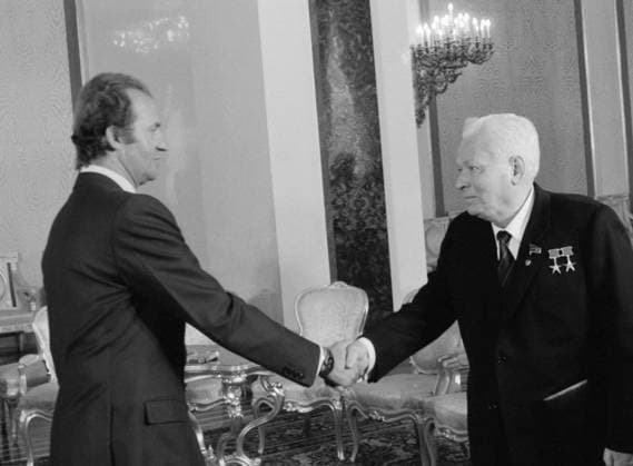 Moscow, USSR. General Secretary of the Central Committee of the Communist Party of the Soviet Union Konstantin Chernenko shakes hands with King of Spain Juan Carlos I (R-L) in the Kremlin. Vladimir Musaelyan, Eduard Pesov TASS  0202424945st