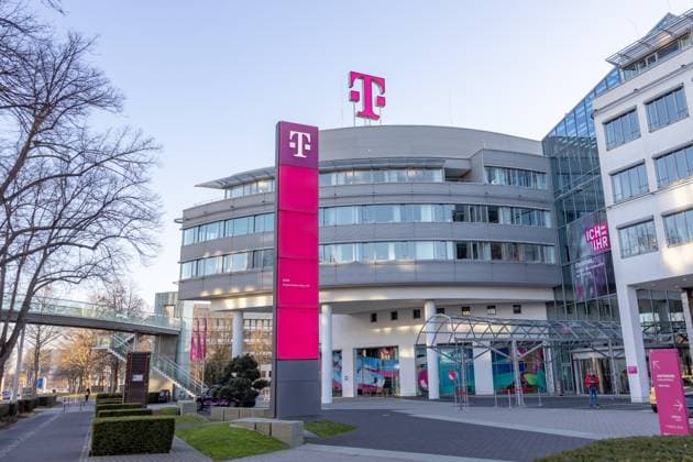 Das neue LED T Logo der Deutschen Telekom am Hauptsitz des Telekommunikationskonzerns in Bonn leuchtet erstmals wieder nach Abschaltung sämtlicher Beleuchtungen im Rahmen der Energiesparmaßnahmen, die aufgrund des Krieges in der Ukraine in folge der drohenden Gasmangellage notwendig wurden. 08.02.2023 Bonn Gronau NRW Deutschland *** Deutsche Telekoms new LED T logo at the telecommunications groups headquarters in Bonn is lit up again for the first time after all lighting was switched off as part of energy-saving measures made necessary by the war in Ukraine due to the threat of a gas shortage 08 02 2023 Bonn Gronau NRW Germany