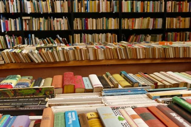 viele gebrauchte Bücher in einer Bücherei, Bibliothek, Antiquariat, Bücherflohmarkt many second-hand books in a library, antiquarian bookshop 1f-840142